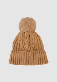 Cappello berretto lavorato a maglia color sabbia con risvolto a coste e pompon in pelliccia sintetica sulla sommità. Presenta un motivo a trecce per texture e calore.