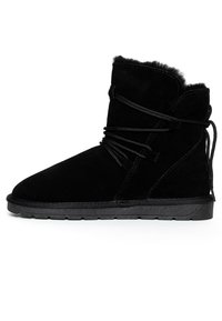 Černé suede kotníkové boty s kulatou špicí, vybavené umělou kožešinou, šněrováním a textured gumovou podrážkou pro lepší přilnavost.