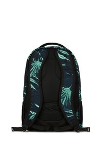 Sac à dos avec une base marine, arborant un motif de feuilles tropicales en teal. Bretelles rembourrées en mesh noir et panneau arrière pour le confort.