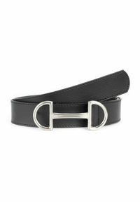 Zwarte leren riem met een zilverkleurige metalen D-vormige gesp, met een gladde textuur en een strakke, minimalistische uitstraling.