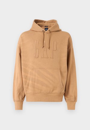 Tumepruun kapuutsiga pusa, millel ees jänesetasku ja suur reljeefne GAP logo, kapuutsil nöör ja soonikkoes varrukateotsad ning alumine äär.