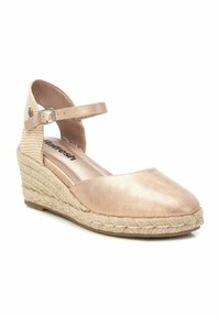 Espadrille cuña en oro rosa con correa al tobillo, tacón envuelto en yute, parte superior de textura suave y suela de goma. Tela de cuadros en el tacón.