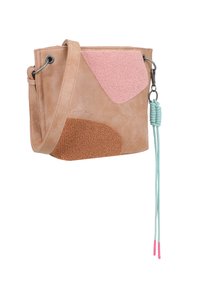 Braune und rosa Wildleder-Eimerhandtasche mit zwei Texturen, ausgestattet mit einem langen verstellbaren Riemen und einem dekorativen Quast mit gefärbten Spitzen.