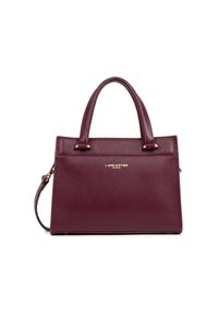 Sac à main en cuir bordeaux avec une surface texturée, une forme structurée, des poignées doubles, une bandoulière amovible et des détails en logo doré sur le devant.