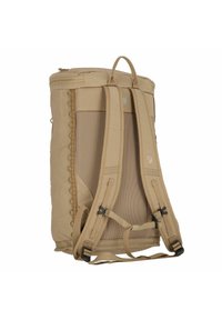 Zaino marrone con schienale imbottito, spallacci regolabili, inserti in rete per ventilazione e manico superiore per il trasporto.