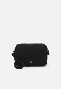 Czarna torba na ramię z ekoskóry o prostokątnym kształcie, z zamkiem błyskawicznym i małym srebrnym emblematem z przodu. Posiada regulowany pasek.