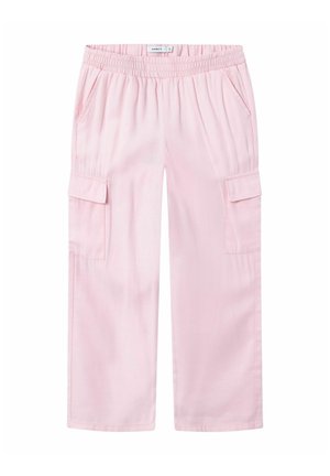 Lyserøde cargobukser med elastisk talje, sidelommer og to store cargolommer, lavet af blødt stof med en glat tekstur.