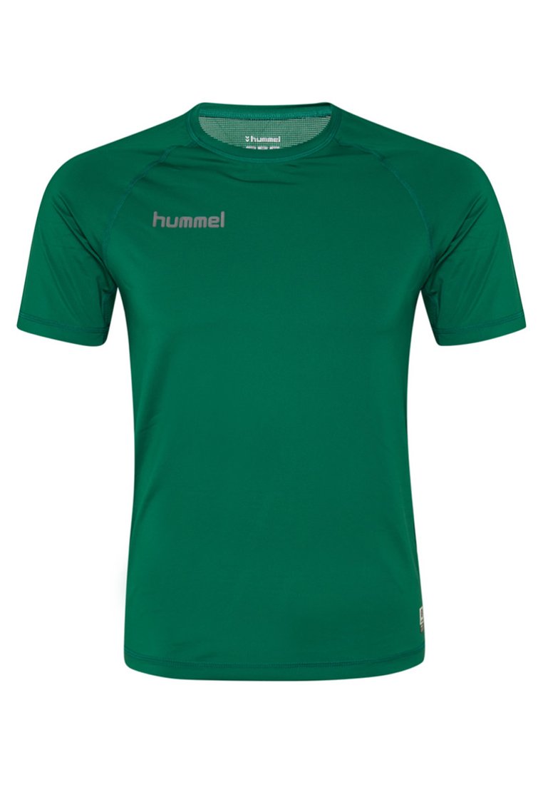 Grünes kurzärmliges Sporthemd aus atmungsaktivem Material. Mit rundem Ausschnitt und silbernem Hummel-Logo auf der linken Brust.