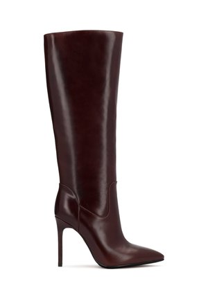 Botte en cuir brun foncé montant jusqu'au genou avec talon aiguille haut et bout pointu sur fond blanc.