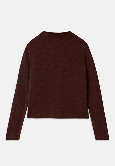 Suéter longo de mangas, cor bordô, feito de um tecido macio e texturizado. Apresenta um decote alto e um corte descontraído com uma bainha reta.