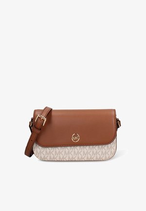 Bruine leren crossbodytas met een kenmerkend MK-patroon op de onderste helft, goudkleurige hardware, een klepsluiting en een verstelbare riem.