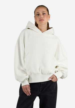 Witte oversized hoodie met een voorzak, geribde manchetten en hem; heeft een zachte stof en een casual, relaxte pasvorm.