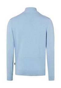 Jasnoniebieski sweter z wysokim kołnierzem, długimi rękawami oraz ściągaczami na mankietach i u dołu. Miękka tekstura, minimalistyczny design, brak widocznych wzorów i ozdób.