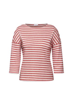 Rød og hvidstribet sweater med rund halsudskæring, trekvartærmer og tekstureret strik. Lige kant uden yderligere detaljer.