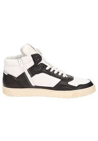 Schwarze und weiße Leder-Hochtop-Sneaker. Merkmale sind ein gepolsterter Kragen, ein Schnürverschluss an der Vorderseite und eine perforierte Zehenpartie für Atmungsaktivität.