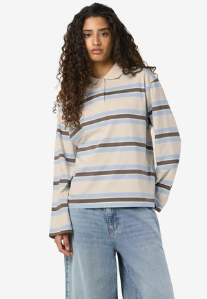 Lange mouw polo shirt in beige met blauwe en bruine horizontale strepen. Beschikt over een kraag en knoopsluiting. Zachte katoenstof.