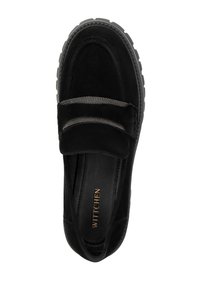 Mocassini in suede nera con rifiniture metalliche decorative sulla striscia e suola in gomma texturizzata, con la marca "WITTCHEN" all'interno.