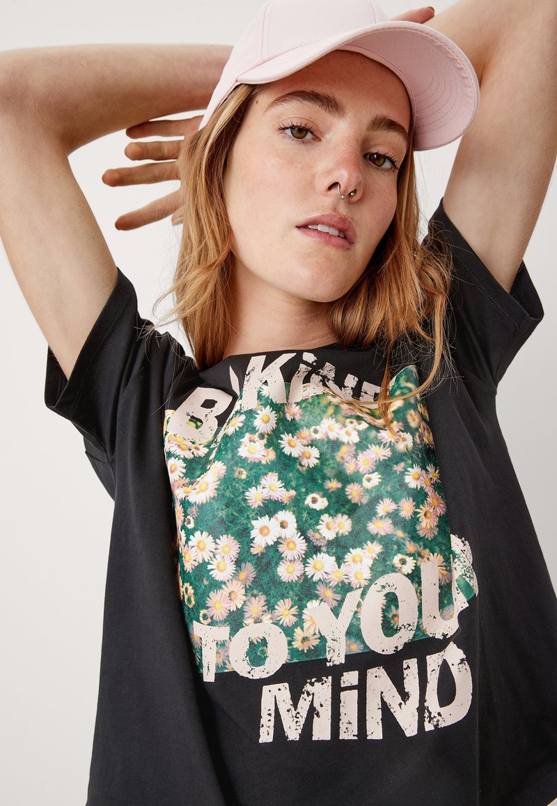 Damen T-Shirts | QS by s.Oliver SUR LE DEVANT T-Shirt print black placed print/schwarz - TH10706 Damen T-Shirts | QS by s.Oliver SUR LE DEVANT T-Shirt print black placed print/schwarz - TH10706