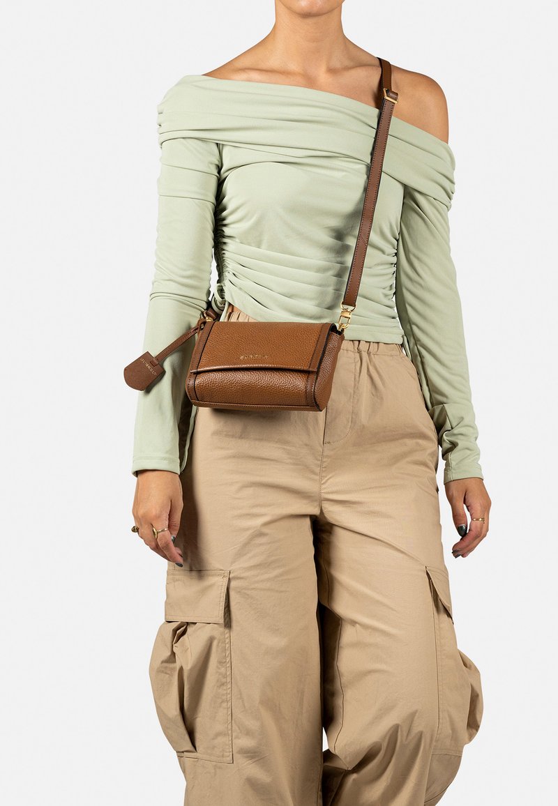Burkely KEEN KEIRA - Umhängetasche - cognac