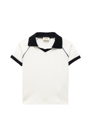 Witte polo shirt met korte mouwen en een zwarte kraag, V-hals ontwerp, ribbelstructuur en gedetailleerde verticale strepen.