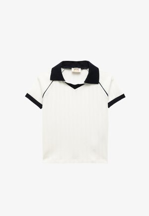 Witte polo shirt met korte mouwen en een zwarte kraag, V-hals ontwerp, ribbelstructuur en gedetailleerde verticale strepen.