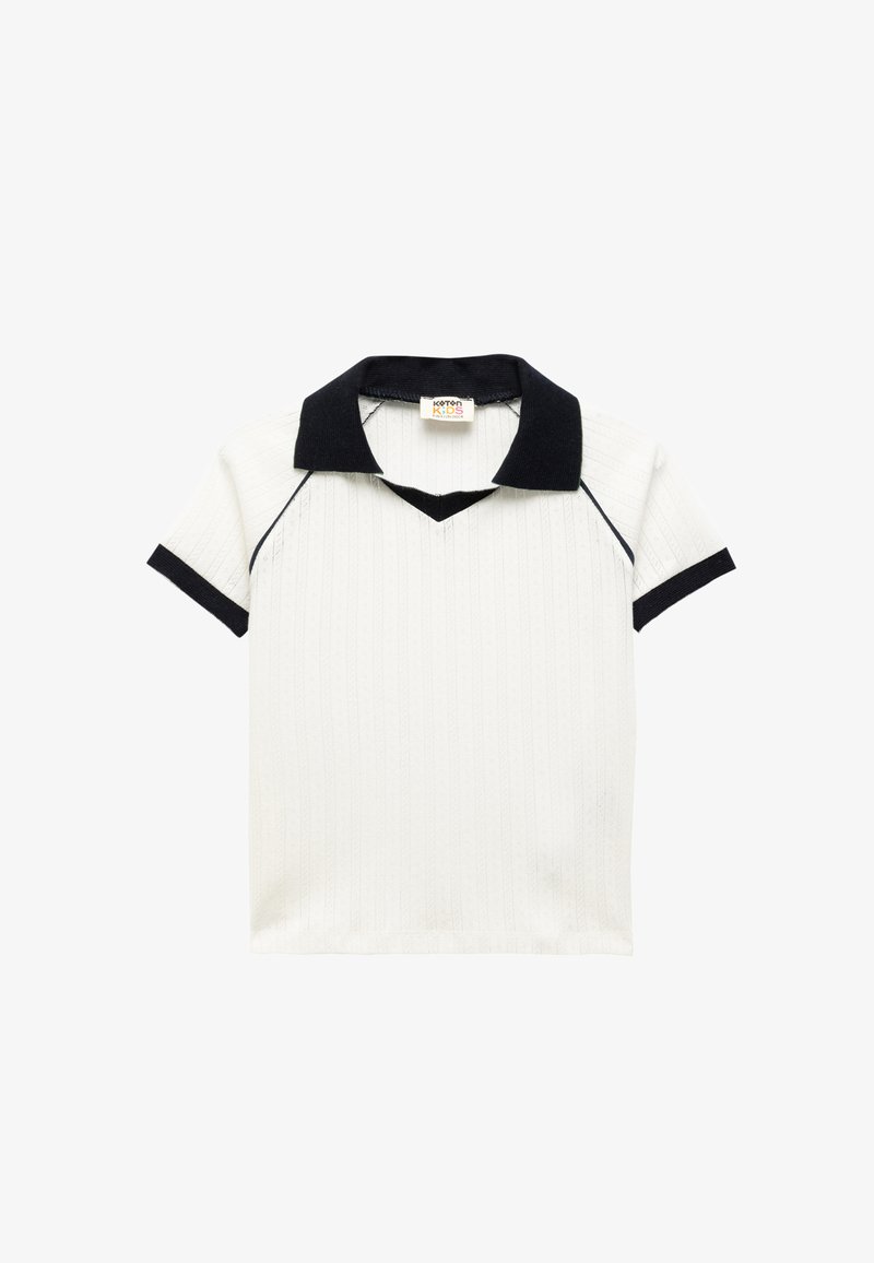 Polo bianco a maniche corte con colletto nero, design a V, texture a coste e righe verticali dettagliate.