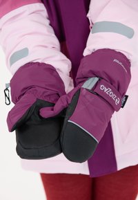 Moufles isolées violettes et noires avec des sangles réglables et des poignets élastiques. Fabriquées en matériau imperméable et avec des couleurs contrastées.