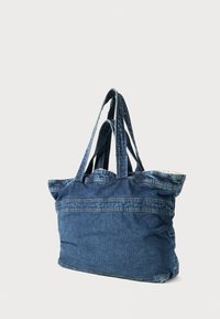 Jeans-Tote mit doppelten Griffen, aus weichem Material, in verblasstem Blau und mit kontrastierendem Nähen in der Mitte.