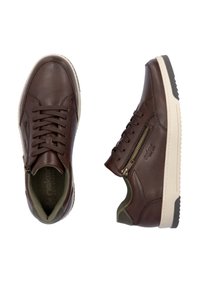 Baskets en cuir marron avec une finition texturée, dotées d'accents vert olive contrastants, d'une fermeture éclair sur le côté et d'une semelle en caoutchouc blanc.