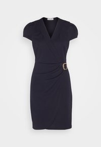 Robe portefeuille noire à manches courtes, longueur genou, avec col en V et détail de boucle dorée sur la taille droite.