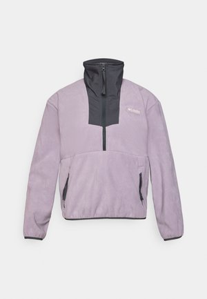 Levandų spalvos pūkinis megztinis su juodu ketvirčio užtrauktuku, aukšta apykakle, užtrauktuku užsidarančiomis šoninėmis kišenėmis ir Columbia logotipu kairėje krūtinės pusėje.