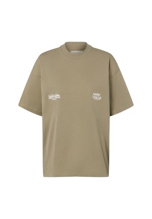 Beige T-shirt met korte mouwen en witte tekstlogo's op de borst: links "ALWAYS MOVING" en rechts "Another Cotton Lab".