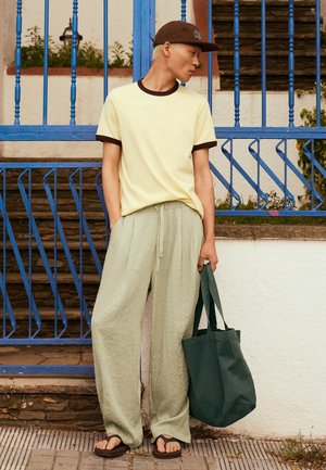 Bershka, SUPER BAGGY RUSTIC TROUSERS 00995721 - Pantaloni - green