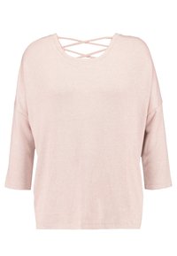 Jasnoróżowa dziana bluzka o luźnym kroju, szerokim dekolcie i krzyżowanym wzorze na plecach. Posiada rękawy o długości trzech ćwiartek oraz delikatną fakturę.