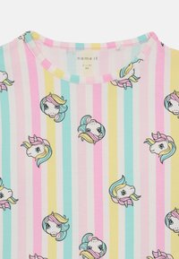 Kortermet t-skjorte med rund hals, med et pastellstripet mønster i rosa, gul og lyseblå, dekorert med enhjørning-illustrasjoner.