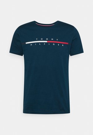 Tmavě modré tričko s krátkým rukávem s textem "Tommy Hilfiger" a horizontálním pruhovaným designem v bílé, červené a tmavě modré barvě přes hruď.