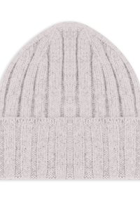Beanie grigio lavorato a maglia con texture a coste, dotato di una parte superiore arrotondata e orlo piegato. Il tessuto sembra morbido e caldo.