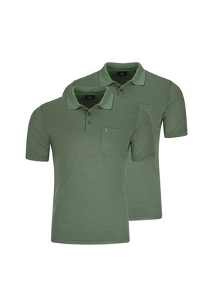 Due magliette polo a maniche corte, semplice, di colore verde oliva, con colletto e tasche sul petto, esposte su uno sfondo bianco.