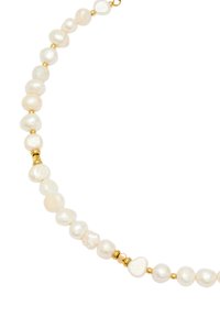 Pärlhalsband med oregelbundet formade vita pärlor blandade med små guldpärlor, som visar en slät och glänsande yta.