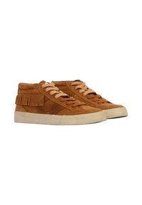 Zapatillas altas de ante en marrón con flecos decorativos en el lateral, cordones beige y una suela blanca texturizada.
