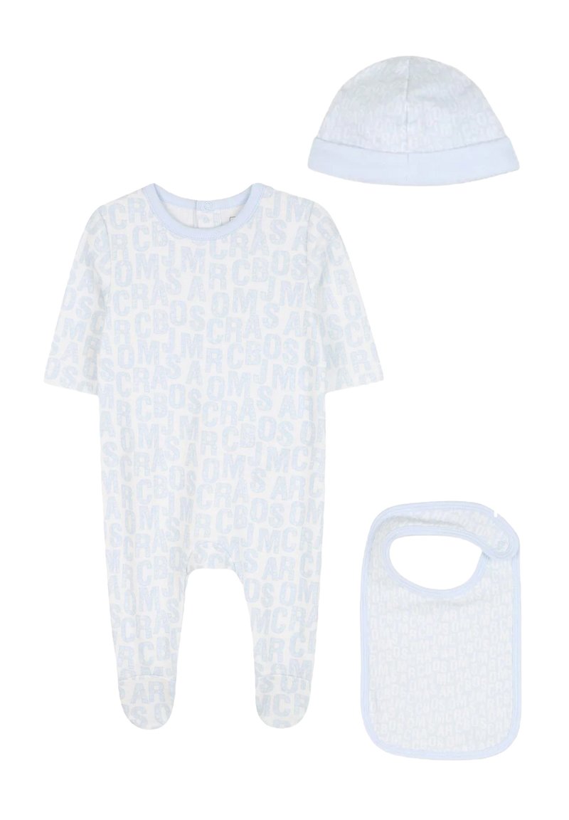 Romper per baby azzurro chiaro con maniche corte, stampa di lettere su tutta la superficie, cappellino coordinato e bavaglino con un design e accenti di colore simili.