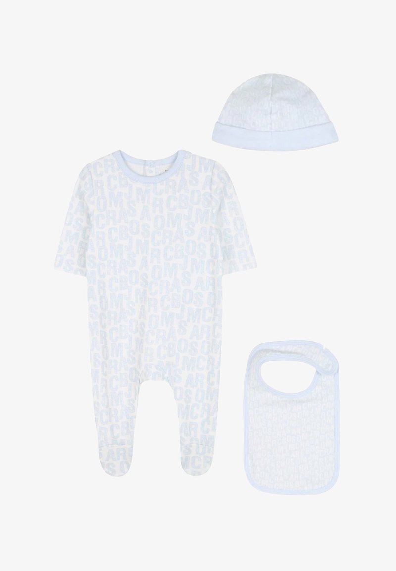 Romper per baby azzurro chiaro con maniche corte, stampa di lettere su tutta la superficie, cappellino coordinato e bavaglino con un design e accenti di colore simili.