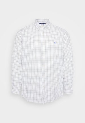 Chemise blanche à col boutonné avec un motif à carreaux bleu et rouge. Elle est dotée de manches longues, d'un col et d'un petit logo brodé sur la poitrine.