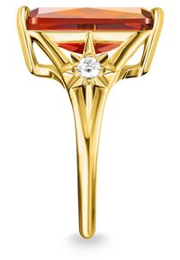 Bague en or ornée d'une pierre orange rectangulaire avec un accent de diamant. Un détaillage complexe en forme d'étoile à la base rehausse le design.