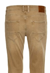 Beige spijkerbroek met een klassiek vijf-pocket ontwerp, met twee achterzakken en een leren accentlabel op de tailleband.