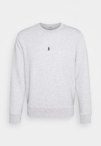 Sudadera gris claro hecha de suave algodón, con cuello redondo, mangas largas y un acento de logo en azul marino en el pecho.