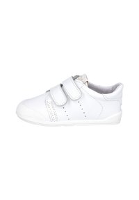 Zapatilla blanca de cuero para niños con dos correas de velcro y una puntera de goma texturizada, vista de lado sobre un fondo blanco.