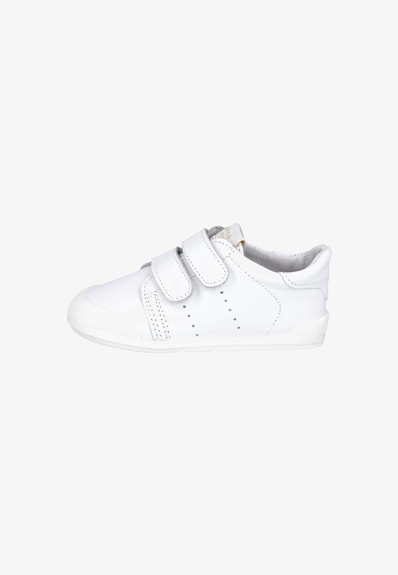 Zapatilla blanca de cuero para niños con dos correas de velcro y una puntera de goma texturizada, vista de lado sobre un fondo blanco.