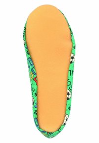 Groene stoffen slipper met een voetbalthema print, zachte oranje binnenvoering en afgeronde vorm. Geprofileerde zool voor grip en comfort.