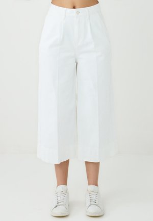 Witte wijde culottes van katoenmix, met een hoge taille, centrale plooien en een zoom die op halverwege het kalf eindigt.